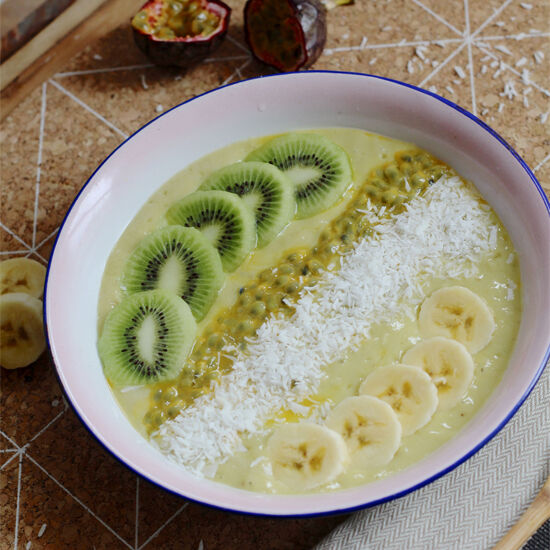 Smoothiebowl met banaan, mango en amandelmelk