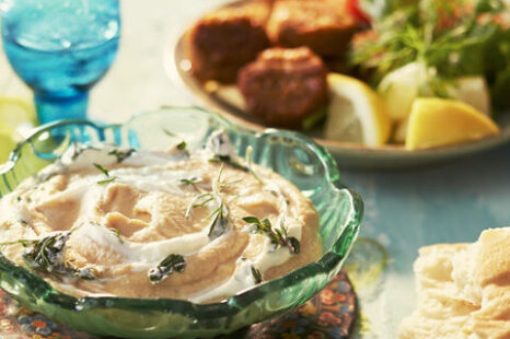 Hummus met kruidenyoghurt