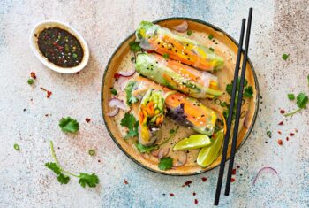 Recept: knapperige springrolls met pittige dip