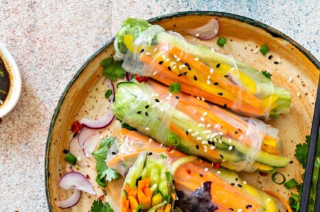 Recept: knapperige springrolls met pittige dip