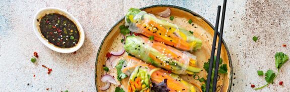 Recept: knapperige springrolls met pittige dip