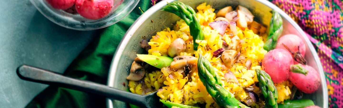 Ayurvedisch recept: biryani-rijst met groene asperges en radijs