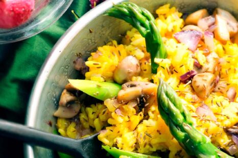 Ayurvedisch recept: biryani-rijst met groene asperges en radijs