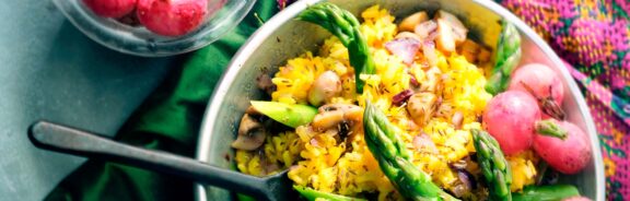 Ayurvedisch recept: biryani-rijst met groene asperges en radijs