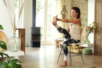 How to: drie yogaoefeningen die je zittend kunt doen