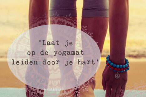 Van hoofd naar hart op de yogamat