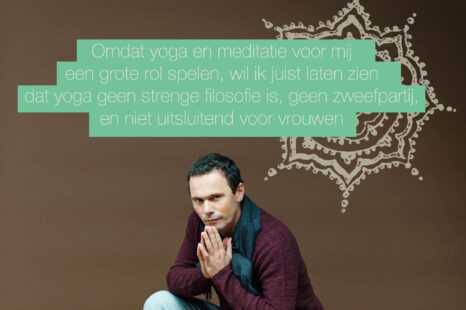 Mannen op de yogamat