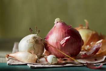 Recept: romige uiensoep met geroosterde uienbloem en peterselieolie