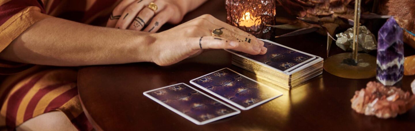 Benieuwd hoe een legging van tarotkaarten werkt? Tarotcoach Deborah Ribbink legt uit