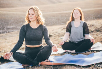 Waarom je vaker met een vriend(in) zou moeten mediteren