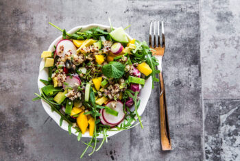 Geen puf om te koken? Deze zomerse vegan gerechtjes zet je zo op tafel