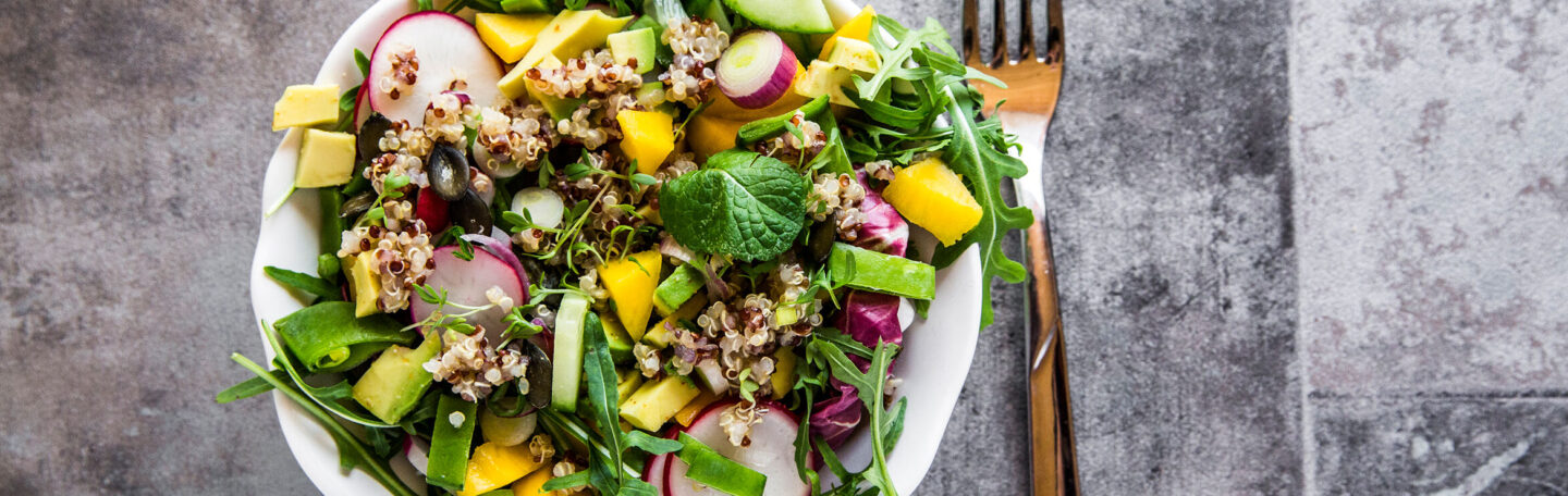 Geen puf om te koken? Deze zomerse vegan gerechtjes zet je zo op tafel