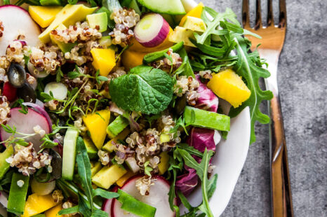 Geen puf om te koken? Deze zomerse vegan gerechtjes zet je zo op tafel