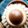 Dit zijn de voordelen van dry brushing (en zo doe je het)