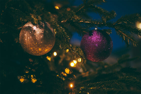 Waarom hangen we eigenlijk kerstballen in de boom?