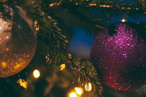 Waarom hangen we eigenlijk kerstballen in de boom?