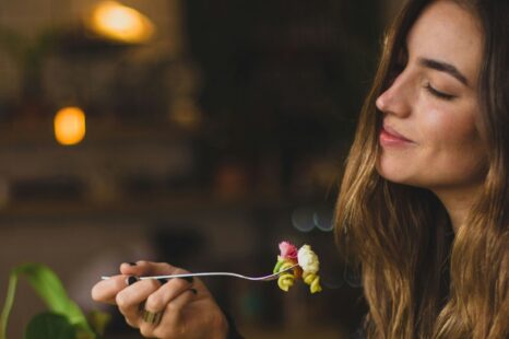 In je eentje uit eten of naar de film: waarom dat je leven verrijkt