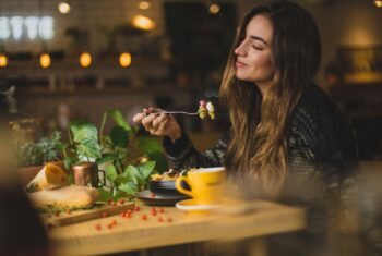 In je eentje uit eten of naar de film: waarom dat je leven verrijkt