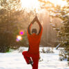 Deze 5 yogahoudingen helpen je uit een winterdip