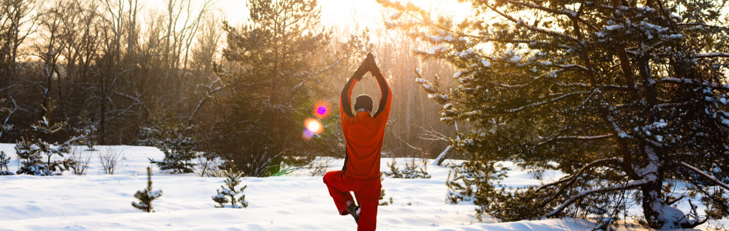 Deze 5 yogahoudingen helpen je uit een winterdip
