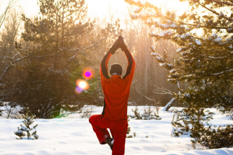 Deze 5 yogahoudingen helpen je uit een winterdip