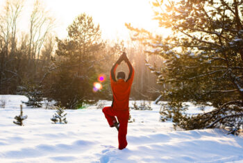 Deze 5 yogahoudingen helpen je uit een winterdip