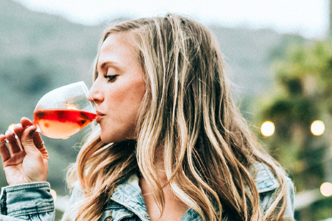 Ontwijnen? Vijf tips om minder te drinken in de zomer