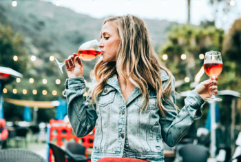 Ontwijnen? Vijf tips om minder te drinken in de zomer