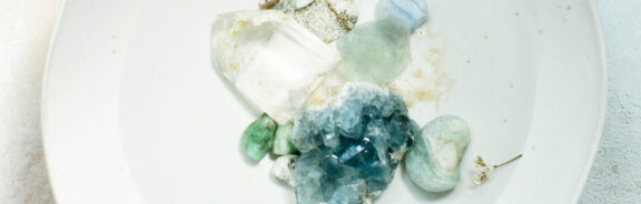 Kristallen ontladen: zo reinig je jouw stenen