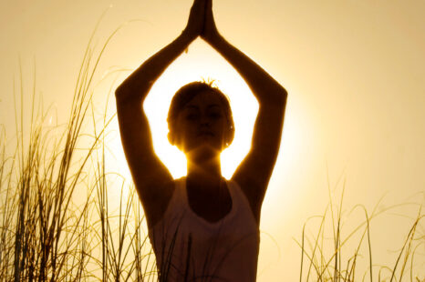 Deze makkelijke yogahoudingen helpen je aarden