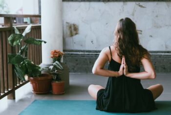 Yoga met intentie: zo haal je meer uit je tijd op de mat (en daarna)