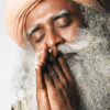 Waarom de oplossing altijd binnen in jezelf ligt, volgens no-nonsense goeroe Sadhguru