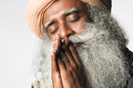 Waarom de oplossing altijd binnen in jezelf ligt, volgens no-nonsense goeroe Sadhguru