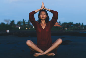 Lange vlucht voor de boeg? Deze yogaoefeningen kun je doen in het vliegtuig