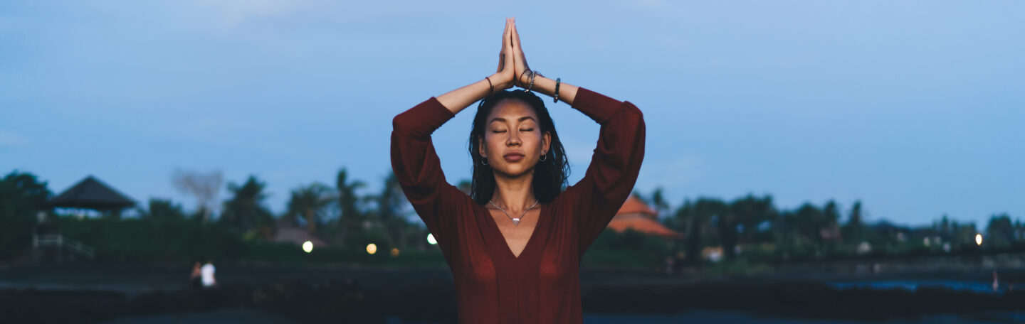 Lange vlucht voor de boeg? Deze yogaoefeningen kun je doen in het vliegtuig