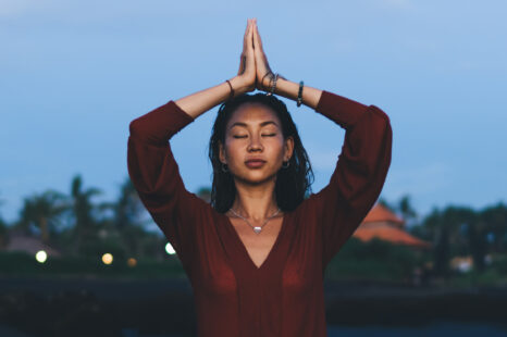 Lange vlucht voor de boeg? Deze yogaoefeningen kun je doen in het vliegtuig