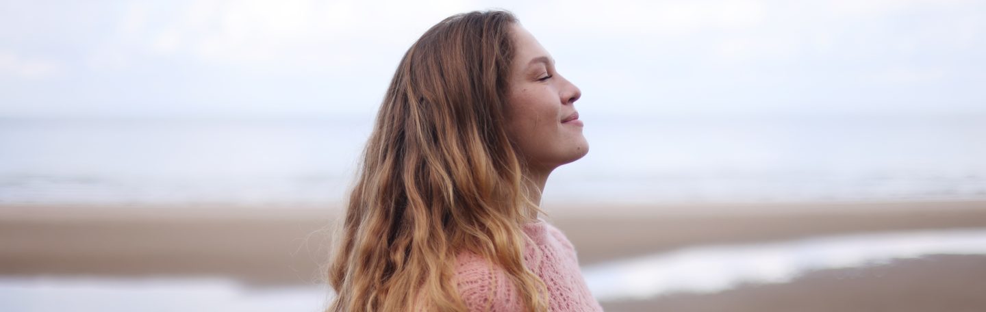 Van vasthouden naar loslaten: zo voel je meer vrijheid