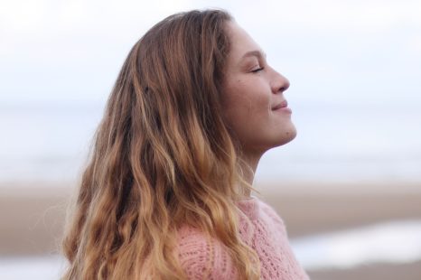 Van vasthouden naar loslaten: zo voel je meer vrijheid