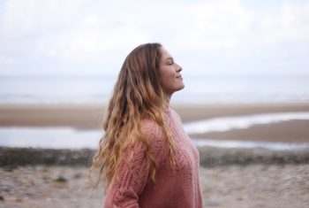 Van vasthouden naar loslaten: zo voel je meer vrijheid