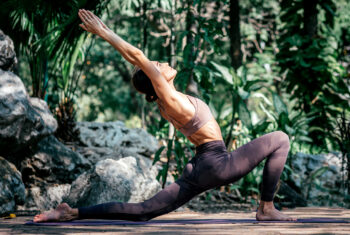 Detox lichaam en geest met deze yogaserie voor de lente