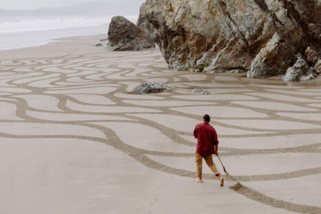 Zo harkt Andres Amador zijn kunst in het zand