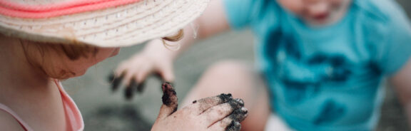 Spelen met de aarde: zo vier je Modderdag met je kind