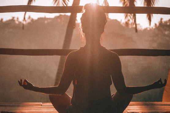 Restorative Yoga: kom tot rust met deze herstellende yogales