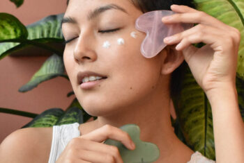 Wat is gua sha? 5 stappen voor een fijne zelfmassage