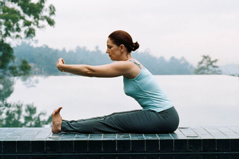 Dit is het betoverende verhaal achter de yogahouding Dandasana