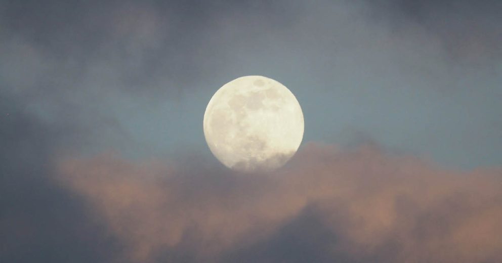 De volle maan van zondag vraagt je jezelf op één te zetten